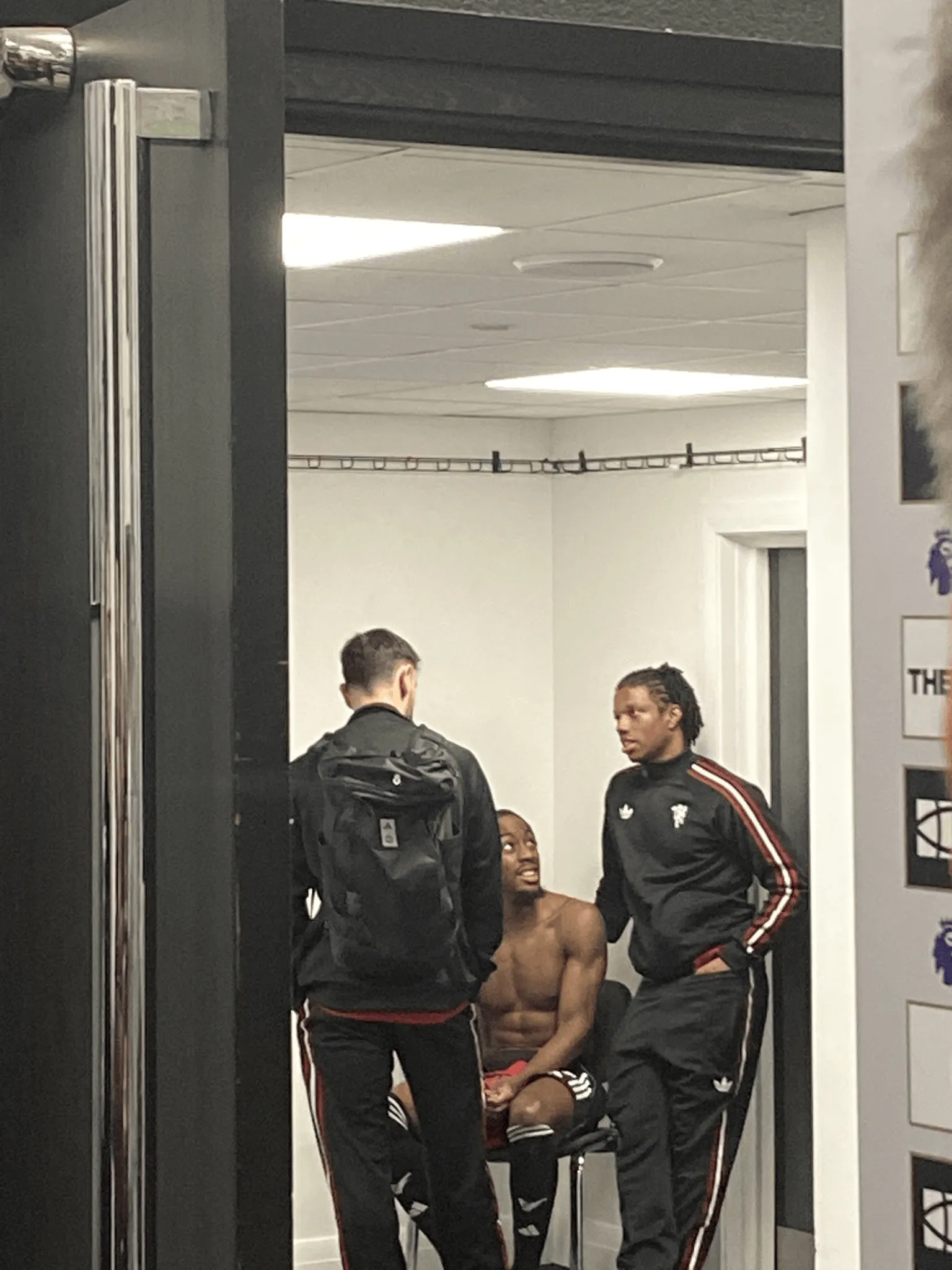 世界杯高清直播app下载入口-老队友重聚，埃兰加赛后与B费、马拉西亚交谈了5分钟