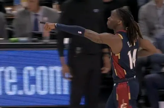 世界杯官网指南-埃利斯封盖被吹犯规怒喷裁判吃T,随后骑士挑战成功