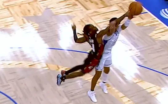 世界杯官网指南-埃利斯封盖被吹犯规怒喷裁判吃T,随后骑士挑战成功